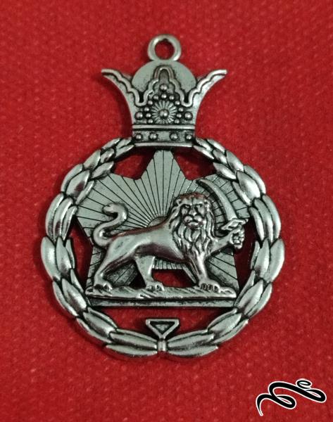 مدال خاص وزیبای شیر و خورشید  ، تکرار نقش در دو طرف مدال